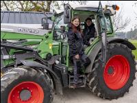 Junge Landwirte am Traktor 11