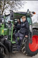 Junge Landwirte am Traktor 7