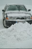 Auto mit Schnee