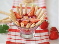 Beerencreme mit Eiswaffeln 1