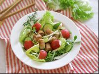 Salat mit Bratwürsteln