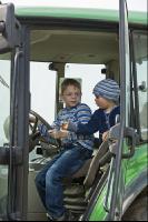 Kinder am Traktor 2