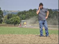 Landwirt telefoniert 1