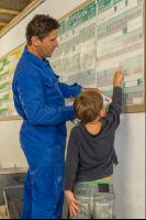 Vater und Sohn im Stall 4