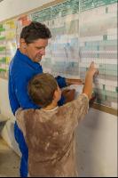 Vater und Sohn im Stall 3