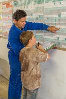 Vater und Sohn im Stall 1