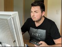 Im Büro 79