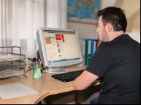 Im Büro 63