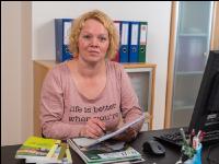 Im Büro 128