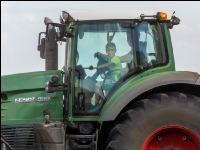 Kinder am Traktor