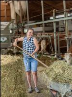 Bäuerin Stallarbeit 46