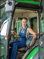 Landwirtin am Traktor 5