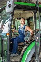 Landwirtin am Traktor 4