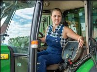 Landwirtin am Traktor 3