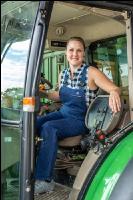 Landwirtin am Traktor 2