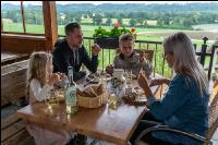 Familie beim Heurigen 5