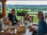Familie beim Heurigen 3