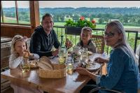 Familie beim Heurigen 2