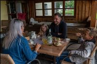 Familie beim Heurigen 1