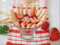 Beerencreme mit Eiswaffeln 1