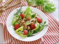 Salat mit Bratwürsteln