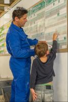Vater und Sohn im Stall 4