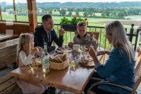 Familie beim Heurigen 5