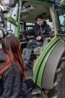 Junge Landwirte am Traktor 13