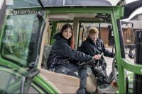 Junge Landwirte am Traktor 8