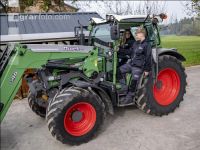 Junge Landwirte am Traktor 4