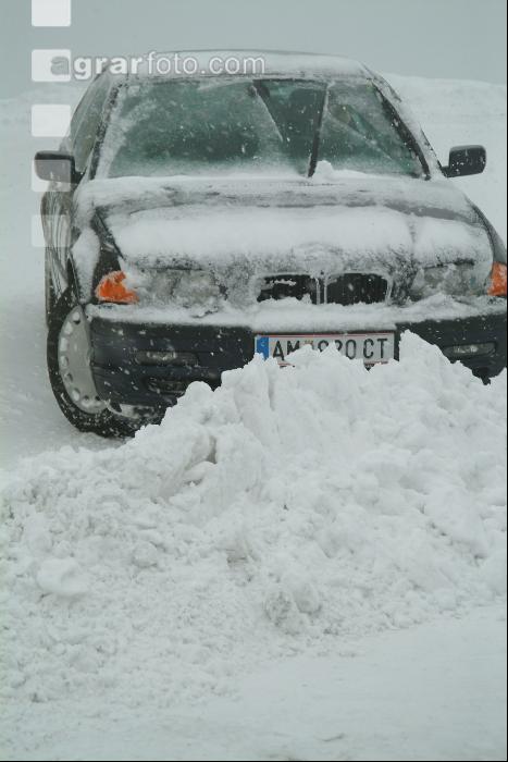 Auto mit Schnee