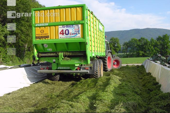 Ladewagen im Fahrsilo 1