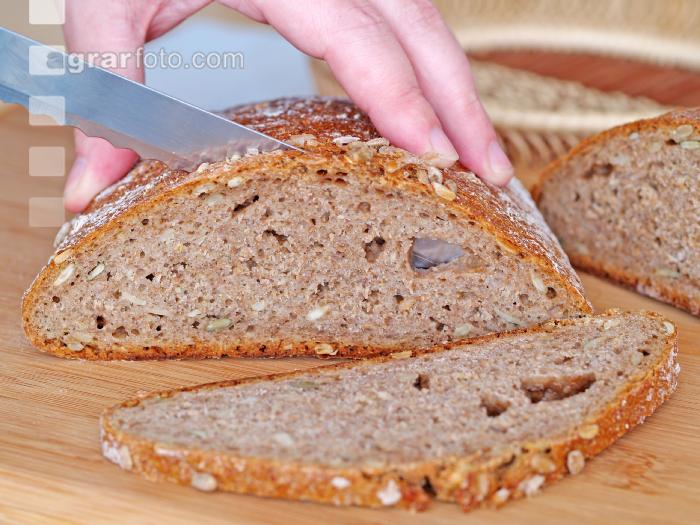 Brot schneiden  1