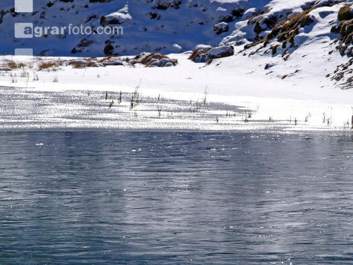 Bergsee gefroren