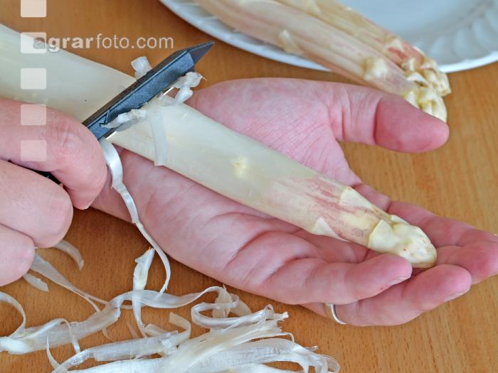 Spargel schälen