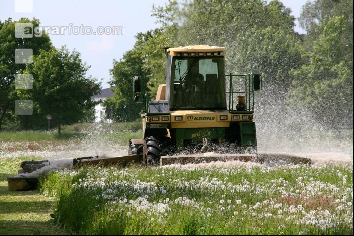 Gras mähen J 9