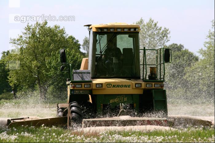 Gras mähen J 8