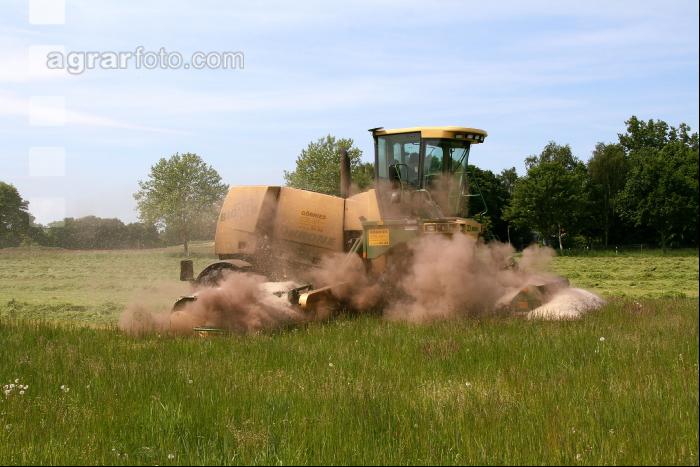 Gras mähen J 4