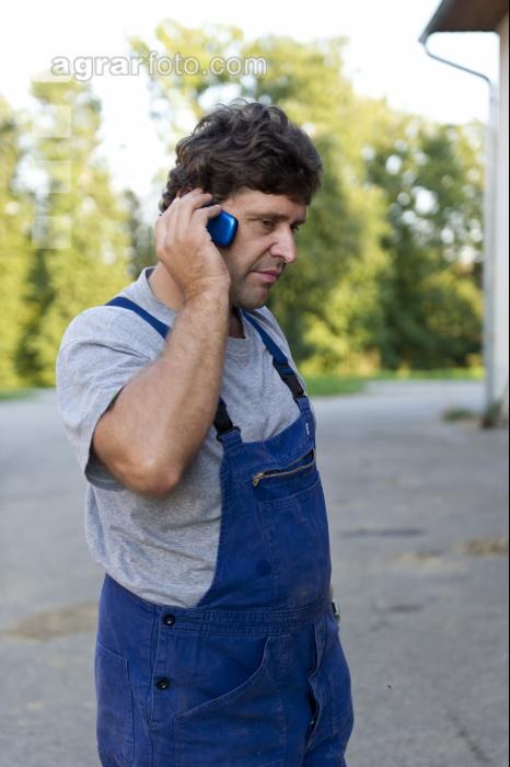 Landwirt telefoniert 6