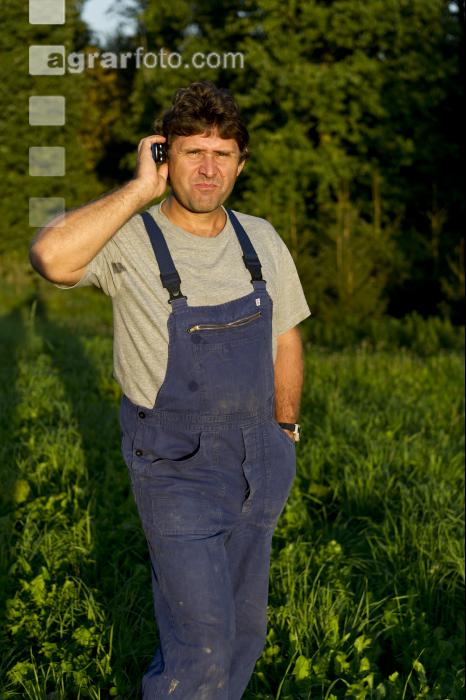 Landwirt telefoniert 11