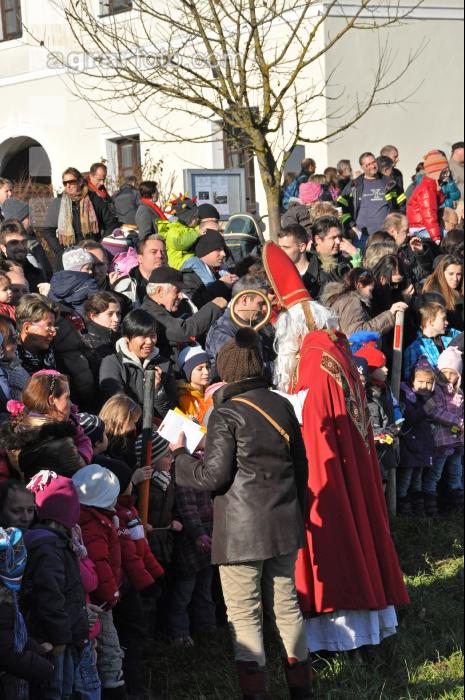 Nikolaus 8