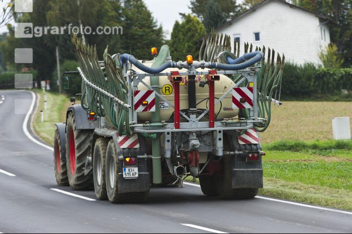 Traktor und Güllefass 2