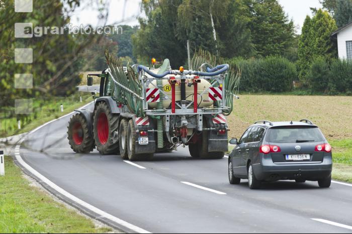 Traktor und Güllefass 1