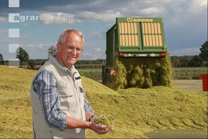 Maisernte Landwirt J 8