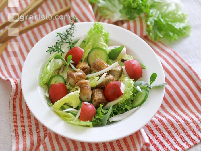 Salat mit Bratwürsteln
