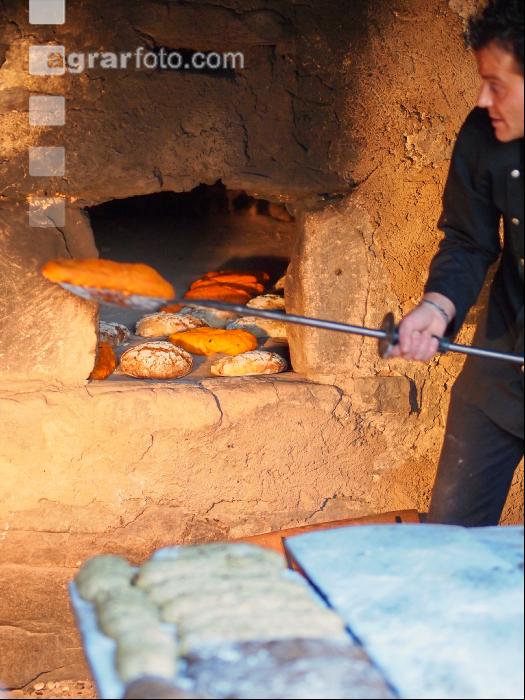 Brot aus dem Ofen nehmen 1