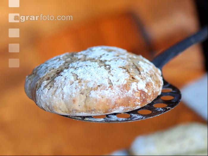 Brot in den Ofen schieben 5