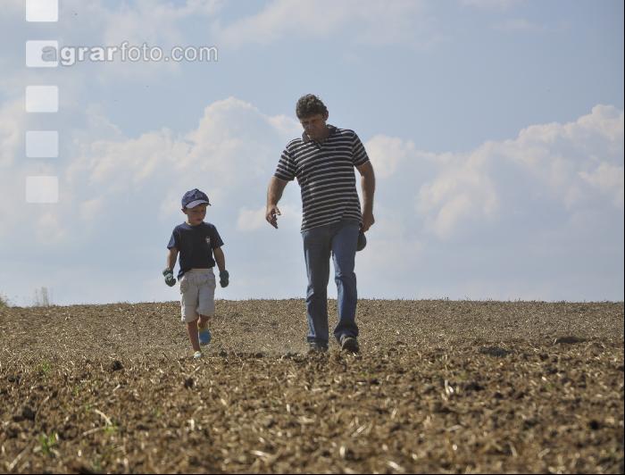 Kinder am Feld 6