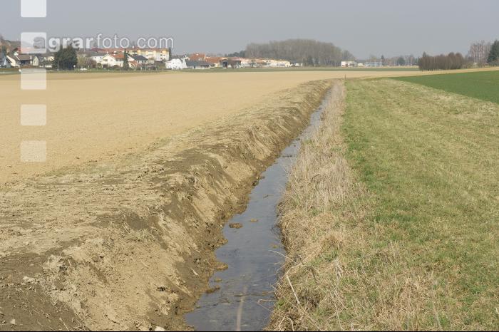 Wassergerinne am Feld 