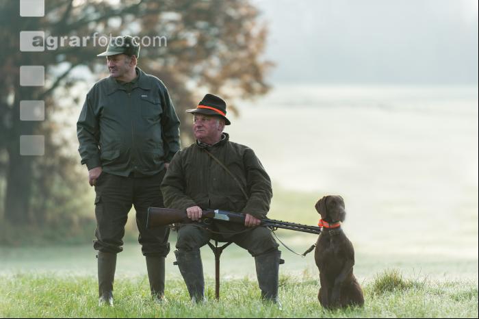 Jäger im Morgennebel 